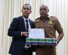Curitiba, 25 de Outubro de 2019.  55º Aniversario do BPRV. Foto: secretario de Segurança entrega elogio individual ao 3° Sgt Mansilha.