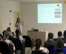 O cuidado com a região da boca reflete em todo o organismo. A saúde bucal tem relação com bactérias e outros microorganismos prejudiciais à saúde que podem acessar o organismo pela boca. “A Secretaria de Saúde desenvolve ações, programas e treinamentos para aprimorar e qualificar os atendimentos aos paranaenses. Cuidar da saúde bucal é uma das medidas para prevenir várias doenças”, alerta o secretário Beto Preto.Foto: Divulgação/SESA