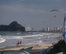 O Instituto Ambiental do Paraná (IAP) começará a coletar as amostras para os boletins semanais de balneabilidade da temporada de verão 2019/2020 já a partir do dia 18 de novembro. O primeiro boletim será disponibilizado na semana do Natal e fará um balanço de mais de 60 regiões. A expectativa é de manutenção da qualidade das águas no Litoral e nas praias artificiais e represas das costas Oeste e Norte. Foto: José Fernando Ogura/AEN
