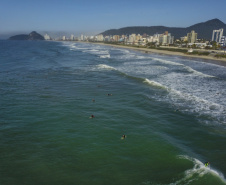 O Instituto Ambiental do Paraná (IAP) começará a coletar as amostras para os boletins semanais de balneabilidade da temporada de verão 2019/2020 já a partir do dia 18 de novembro. O primeiro boletim será disponibilizado na semana do Natal e fará um balanço de mais de 60 regiões. A expectativa é de manutenção da qualidade das águas no Litoral e nas praias artificiais e represas das costas Oeste e Norte.