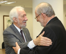 O vice-governador Darci Piana se reuniu nesta segunda-feira (28), no Palácio Iguaçu, com o embaixador Igor Kipman, chefe do escritório de Representação no Paraná do Ministério das Relações Exteriores. Eles discutiram questões relativas às relações internacionais do Brasil e como elas refletem no Paraná, além da possibilidade de abertura de novos mercados para o Estado. Foto:Jaelson Lucas / AEN