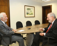 O vice-governador Darci Piana se reuniu nesta segunda-feira (28), no Palácio Iguaçu, com o embaixador Igor Kipman, chefe do escritório de Representação no Paraná do Ministério das Relações Exteriores. Eles discutiram questões relativas às relações internacionais do Brasil e como elas refletem no Paraná, além da possibilidade de abertura de novos mercados para o Estado. Foto:Jaelson Lucas / AEN