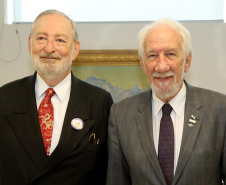 O vice-governador Darci Piana se reuniu nesta segunda-feira (28), no Palácio Iguaçu, com o embaixador Igor Kipman, chefe do escritório de Representação no Paraná do Ministério das Relações Exteriores. Eles discutiram questões relativas às relações internacionais do Brasil e como elas refletem no Paraná, além da possibilidade de abertura de novos mercados para o Estado. Foto:Jaelson Lucas / AENson Lucas / AEN