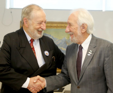 O vice-governador Darci Piana se reuniu nesta segunda-feira (28), no Palácio Iguaçu, com o embaixador Igor Kipman, chefe do escritório de Representação no Paraná do Ministério das Relações Exteriores. Eles discutiram questões relativas às relações internacionais do Brasil e como elas refletem no Paraná, além da possibilidade de abertura de novos mercados para o Estado. Foto:Jaelson Lucas / AEN