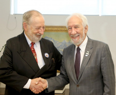 O vice-governador Darci Piana se reuniu nesta segunda-feira (28), no Palácio Iguaçu, com o embaixador Igor Kipman, chefe do escritório de Representação no Paraná do Ministério das Relações Exteriores. Eles discutiram questões relativas às relações internacionais do Brasil e como elas refletem no Paraná, além da possibilidade de abertura de novos mercados para o Estado. Foto:Jaelson Lucas / AEN