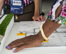 Um grupo de 45 integrantes do Movimento Brasileiro de Mulheres Cegas e com Baixa Visão visitou no sábado (26) o Museu Oscar Niemeyer (MON) com representantes de vários Estados brasileiros. Foto:Marcos Cantuario