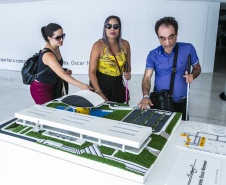 Um grupo de 45 integrantes do Movimento Brasileiro de Mulheres Cegas e com Baixa Visão visitou no sábado (26) o Museu Oscar Niemeyer (MON) com representantes de vários Estados brasileiros. Foto:Marcos Cantuario