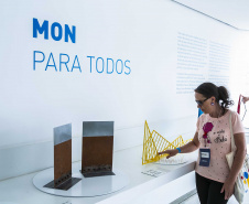 Um grupo de 45 integrantes do Movimento Brasileiro de Mulheres Cegas e com Baixa Visão visitou no sábado (26) o Museu Oscar Niemeyer (MON) com representantes de vários Estados brasileiros. Foto:Marcos Cantuario