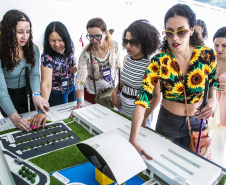 Um grupo de 45 integrantes do Movimento Brasileiro de Mulheres Cegas e com Baixa Visão visitou no sábado (26) o Museu Oscar Niemeyer (MON) com representantes de vários Estados brasileiros. Foto:Marcos Cantuario