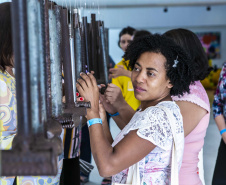 Um grupo de 45 integrantes do Movimento Brasileiro de Mulheres Cegas e com Baixa Visão visitou no sábado (26) o Museu Oscar Niemeyer (MON) com representantes de vários Estados brasileiros. Foto:Marcos Cantuario
