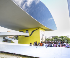 Um grupo de 45 integrantes do Movimento Brasileiro de Mulheres Cegas e com Baixa Visão visitou no sábado (26) o Museu Oscar Niemeyer (MON) com representantes de vários Estados brasileiros. Foto:Marcos Cantuario