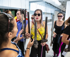 Um grupo de 45 integrantes do Movimento Brasileiro de Mulheres Cegas e com Baixa Visão visitou no sábado (26) o Museu Oscar Niemeyer (MON) com representantes de vários Estados brasileiros. Foto:Marcos Cantuario