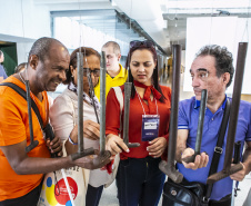 Um grupo de 45 integrantes do Movimento Brasileiro de Mulheres Cegas e com Baixa Visão visitou no sábado (26) o Museu Oscar Niemeyer (MON) com representantes de vários Estados brasileiros. Foto:Marcos Cantuario