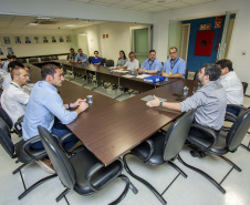 A mudança do conceito do projeto de modernização do Corredor de Exportação Leste do Porto de Paranaguá aumentará a capacidade operacional do complexo em 100%. A ideia inicial era ampliar em 33%. A novidade foi comunicada nesta segunda-feira (28) pelo diretor-presidente da Portos do Paraná, Luiz Fernando Garcia, durante reunião mensal entre a empresa pública e os representantes da Associação dos Terminais do Corredor de Exportação de Paranaguá (Atexp).