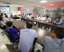 A mudança do conceito do projeto de modernização do Corredor de Exportação Leste do Porto de Paranaguá aumentará a capacidade operacional do complexo em 100%. A ideia inicial era ampliar em 33%. A novidade foi comunicada nesta segunda-feira (28) pelo diretor-presidente da Portos do Paraná, Luiz Fernando Garcia, durante reunião mensal entre a empresa pública e os representantes da Associação dos Terminais do Corredor de Exportação de Paranaguá (Atexp).