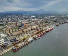 A mudança do conceito do projeto de modernização do Corredor de Exportação Leste do Porto de Paranaguá aumentará a capacidade operacional do complexo em 100%. A ideia inicial era ampliar em 33%. A novidade foi comunicada nesta segunda-feira (28) pelo diretor-presidente da Portos do Paraná, Luiz Fernando Garcia, durante reunião mensal entre a empresa pública e os representantes da Associação dos Terminais do Corredor de Exportação de Paranaguá (Atexp). Foto: José Fernando Ogura/AEN