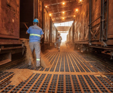 A mudança do conceito do projeto de modernização do Corredor de Exportação Leste do Porto de Paranaguá aumentará a capacidade operacional do complexo em 100%. A ideia inicial era ampliar em 33%. A novidade foi comunicada nesta segunda-feira (28) pelo diretor-presidente da Portos do Paraná, Luiz Fernando Garcia, durante reunião mensal entre a empresa pública e os representantes da Associação dos Terminais do Corredor de Exportação de Paranaguá (Atexp).