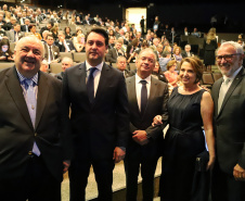 O governador Carlos Massa Ratinho Junior participou nesta segunda-feira (28), em Curitiba, da solenidade de posse da nova diretoria da Fiep, que será liderada pelo empresário Carlos Valter Martins Pedro nos próximos quatro anos. Ele substitui Edson Campagnolo no comando da federação. Foto: José Fernando Ogura/AEN