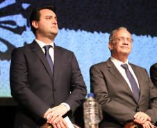 O governador Carlos Massa Ratinho Junior participou nesta segunda-feira (28), em Curitiba, da solenidade de posse da nova diretoria da Fiep, que será liderada pelo empresário Carlos Valter Martins Pedro nos próximos quatro anos. Ele substitui Edson Campagnolo no comando da federação. Foto: José Fernando Ogura/AEN
