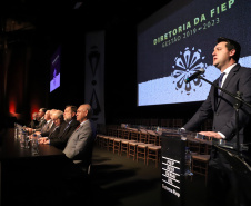 O governador Carlos Massa Ratinho Junior participou nesta segunda-feira (28), em Curitiba, da solenidade de posse da nova diretoria da Fiep, que será liderada pelo empresário Carlos Valter Martins Pedro nos próximos quatro anos. Ele substitui Edson Campagnolo no comando da federação. Foto: José Fernando Ogura/AEN