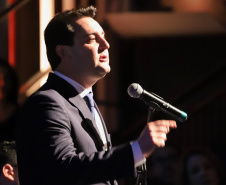 O governador Carlos Massa Ratinho Junior participou nesta segunda-feira (28), em Curitiba, da solenidade de posse da nova diretoria da Fiep, que será liderada pelo empresário Carlos Valter Martins Pedro nos próximos quatro anos. Ele substitui Edson Campagnolo no comando da federação. Foto: José Fernando Ogura/AEN