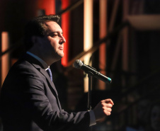 O governador Carlos Massa Ratinho Junior participou nesta segunda-feira (28), em Curitiba, da solenidade de posse da nova diretoria da Fiep, que será liderada pelo empresário Carlos Valter Martins Pedro nos próximos quatro anos. Ele substitui Edson Campagnolo no comando da federação. Foto: José Fernando Ogura/AEN