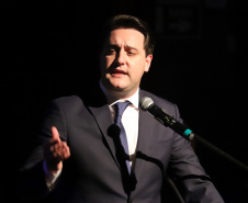 O governador Carlos Massa Ratinho Junior participou nesta segunda-feira (28), em Curitiba, da solenidade de posse da nova diretoria da Fiep, que será liderada pelo empresário Carlos Valter Martins Pedro nos próximos quatro anos. Ele substitui Edson Campagnolo no comando da federação. Foto: José Fernando Ogura/AEN