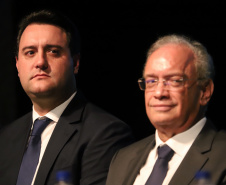 O governador Carlos Massa Ratinho Junior participou nesta segunda-feira (28), em Curitiba, da solenidade de posse da nova diretoria da Fiep, que será liderada pelo empresário Carlos Valter Martins Pedro nos próximos quatro anos. Ele substitui Edson Campagnolo no comando da federação. Foto: José Fernando Ogura/AEN