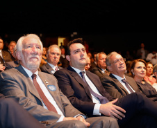 O governador Carlos Massa Ratinho Junior participou nesta segunda-feira (28), em Curitiba, da solenidade de posse da nova diretoria da Fiep, que será liderada pelo empresário Carlos Valter Martins Pedro nos próximos quatro anos. Ele substitui Edson Campagnolo no comando da federação.