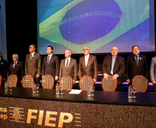 O governador Carlos Massa Ratinho Junior participou nesta segunda-feira (28), em Curitiba, da solenidade de posse da nova diretoria da Fiep, que será liderada pelo empresário Carlos Valter Martins Pedro nos próximos quatro anos. Ele substitui Edson Campagnolo no comando da federação.