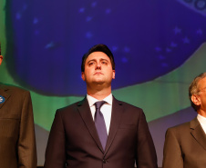O governador Carlos Massa Ratinho Junior participou nesta segunda-feira (28), em Curitiba, da solenidade de posse da nova diretoria da Fiep, que será liderada pelo empresário Carlos Valter Martins Pedro nos próximos quatro anos. Ele substitui Edson Campagnolo no comando da federação.