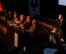 O governador Carlos Massa Ratinho Junior participou nesta segunda-feira (28), em Curitiba, da solenidade de posse da nova diretoria da Fiep, que será liderada pelo empresário Carlos Valter Martins Pedro nos próximos quatro anos. Ele substitui Edson Campagnolo no comando da federação.