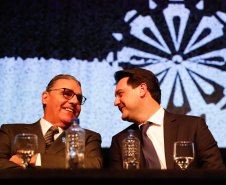 O governador Carlos Massa Ratinho Junior participou nesta segunda-feira (28), em Curitiba, da solenidade de posse da nova diretoria da Fiep, que será liderada pelo empresário Carlos Valter Martins Pedro nos próximos quatro anos. Ele substitui Edson Campagnolo no comando da federação.