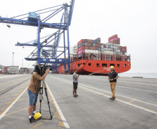 Mais de 7 mil pessoas já visitaram o Porto de Paranaguá em 2019. Em março deste ano, a empresa pública Portos do Paraná intensificou as visitas de grupos técnicos. Em junho, passou a receber os interessados também aos sábados. São estudantes, empresários e agricultores que querem aprender sobre logística e comércio internacional.