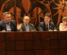 Deputados, representantes de instituições da área da odontologia, cirurgiões dentistas e população em geral participaram nesta terça-feira (29), na Assembleia Legislativa do Paraná, da audiência pública sobre Saúde Bucal: promoção, conscientização e prevenção no Paraná