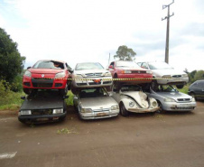 O Departamento de Estradas de Rodagem do Paraná (DER/PR) realiza terça-feira (05.11) leilão de sucata de veículos automotores. Podem participar empresas que comprovem o registro no ramo de desmontagem de veículos, seguindo o estabelecido no Edital de Leilão n.º 001/2019 – DER/SEIL, disponível no portal do DER/PR: www.der.pr.gov.br. Foto:DER