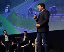 O Governo do Estado lançou nesta quinta-feira (31) a licitação da obra de ampliação da pista do aeroporto de Foz do Iguaçu, no Oeste do Paraná, investimento que vai resultar em mais voos e impulsionar o turismo da região. O lançamento foi destacado pelo secretário de Infraestrutura e Logística, Sandro Alex, na apresentação feita durante o encontro Governo 5.0, em Foz. Foto: José Fernando Ogura/AEN