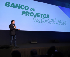 O Governo do Estado lançou nesta quinta-feira (31) a licitação da obra de ampliação da pista do aeroporto de Foz do Iguaçu, no Oeste do Paraná, investimento que vai resultar em mais voos e impulsionar o turismo da região. O lançamento foi destacado pelo secretário de Infraestrutura e Logística, Sandro Alex, na apresentação feita durante o encontro Governo 5.0, em Foz. Foto: José Fernando Ogura/AEN