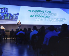 O Governo do Estado lançou nesta quinta-feira (31) a licitação da obra de ampliação da pista do aeroporto de Foz do Iguaçu, no Oeste do Paraná, investimento que vai resultar em mais voos e impulsionar o turismo da região. O lançamento foi destacado pelo secretário de Infraestrutura e Logística, Sandro Alex, na apresentação feita durante o encontro Governo 5.0, em Foz. Foto: José Fernando Ogura/AEN