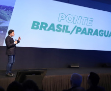 O Governo do Estado lançou nesta quinta-feira (31) a licitação da obra de ampliação da pista do aeroporto de Foz do Iguaçu, no Oeste do Paraná, investimento que vai resultar em mais voos e impulsionar o turismo da região. O lançamento foi destacado pelo secretário de Infraestrutura e Logística, Sandro Alex, na apresentação feita durante o encontro Governo 5.0, em Foz. Foto: José Fernando Ogura/AEN