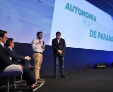 O Governo do Estado lançou nesta quinta-feira (31) a licitação da obra de ampliação da pista do aeroporto de Foz do Iguaçu, no Oeste do Paraná, investimento que vai resultar em mais voos e impulsionar o turismo da região. O lançamento foi destacado pelo secretário de Infraestrutura e Logística, Sandro Alex, na apresentação feita durante o encontro Governo 5.0, em Foz. Foto: José Fernando Ogura/AEN