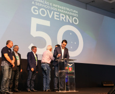 O Governo do Paraná lançou um grande pacote de habitação popular que prevê a construção de 9 mil moradias em diversos municípios do Estado até 2022. O investimento é da ordem de R$ 1 bilhão a serem aplicados ao longo dos próximos três anos. O protocolo de intenções firmado com a Pacaembu Construtora foi assinado pelo governador Carlos Massa Ratinho Junior nesta quinta-feira (31), durante a abertura do evento Governo 5.0, em Foz do Iguaçu.  Foto: Geraldo Bubniak/AEN