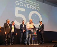 O Governo do Paraná lançou um grande pacote de habitação popular que prevê a construção de 9 mil moradias em diversos municípios do Estado até 2022. O investimento é da ordem de R$ 1 bilhão a serem aplicados ao longo dos próximos três anos. O protocolo de intenções firmado com a Pacaembu Construtora foi assinado pelo governador Carlos Massa Ratinho Junior nesta quinta-feira (31), durante a abertura do evento Governo 5.0, em Foz do Iguaçu.  Foto: Geraldo Bubniak/AEN