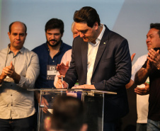 O Governo do Paraná lançou um grande pacote de habitação popular que prevê a construção de 9 mil moradias em diversos municípios do Estado até 2022. O investimento é da ordem de R$ 1 bilhão a serem aplicados ao longo dos próximos três anos. O protocolo de intenções firmado com a Pacaembu Construtora foi assinado pelo governador Carlos Massa Ratinho Junior nesta quinta-feira (31), durante a abertura do evento Governo 5.0, em Foz do Iguaçu.  Foto: Geraldo Bubniak/AEN
