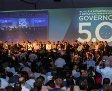 O Governo do Paraná lançou um grande pacote de habitação popular que prevê a construção de 9 mil moradias em diversos municípios do Estado até 2022. O investimento é da ordem de R$ 1 bilhão a serem aplicados ao longo dos próximos três anos. O protocolo de intenções firmado com a Pacaembu Construtora foi assinado pelo governador Carlos Massa Ratinho Junior nesta quinta-feira (31), durante a abertura do evento Governo 5.0, em Foz do Iguaçu.  Foto: Geraldo Bubniak/AEN