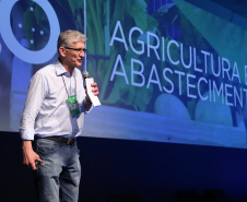 A suspensão da vacinação contra a febre aftosa nos rebanhos do Paraná e a necessidade de ampliar a vigilância sanitária nos municípios foram os destaques da apresentação do secretário de Estado da Agricultura e Abastecimento, Norberto Ortigara, nesta quinta-feira (31), no encontro Governo 5