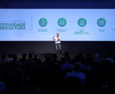 A suspensão da vacinação contra a febre aftosa nos rebanhos do Paraná e a necessidade de ampliar a vigilância sanitária nos municípios foram os destaques da apresentação do secretário de Estado da Agricultura e Abastecimento, Norberto Ortigara, nesta quinta-feira (31), no encontro Governo 5