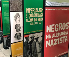 A Biblioteca Pública do Paraná preparou uma programação com mais de 40 eventos no mês de novembro. São oficinas, bate-papos, debates, lançamentos de livro, sessões de cinema e contação de histórias — sempre com entrada gratuita. Entre os destaques da agenda estão a 16ª edição do projeto Uma Noite na Biblioteca, a exposição Nossa Luta: A Perseguição aos Negros Durante o Holocausto e um encontro de rappers na série Música na Biblioteca.

Foto: Divulgação/BPP