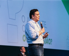 O controlador-geral do Estado, Raul Siqueira, reforçou nesta quinta-feira (31) o compromisso da atual administração estadual com a ética e a integridade, em sua palestra no evento Governo 5.0, em Foz do Iguaçu. Ele apresentou as ações da Controladoria-Geral do Estado no combate à corrupção, que envolvem as coordenadorias da CGE.-  Foto: Geraldo Bubniak/AEN