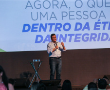 O controlador-geral do Estado, Raul Siqueira, reforçou nesta quinta-feira (31) o compromisso da atual administração estadual com a ética e a integridade, em sua palestra no evento Governo 5.0, em Foz do Iguaçu. Ele apresentou as ações da Controladoria-Geral do Estado no combate à corrupção, que envolvem as coordenadorias da CGE.-  Foto: Geraldo Bubniak/AEN